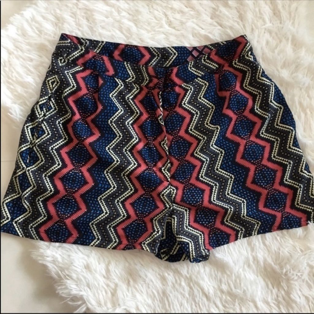 Angie 
shorts zig zag stripe design size Medium
